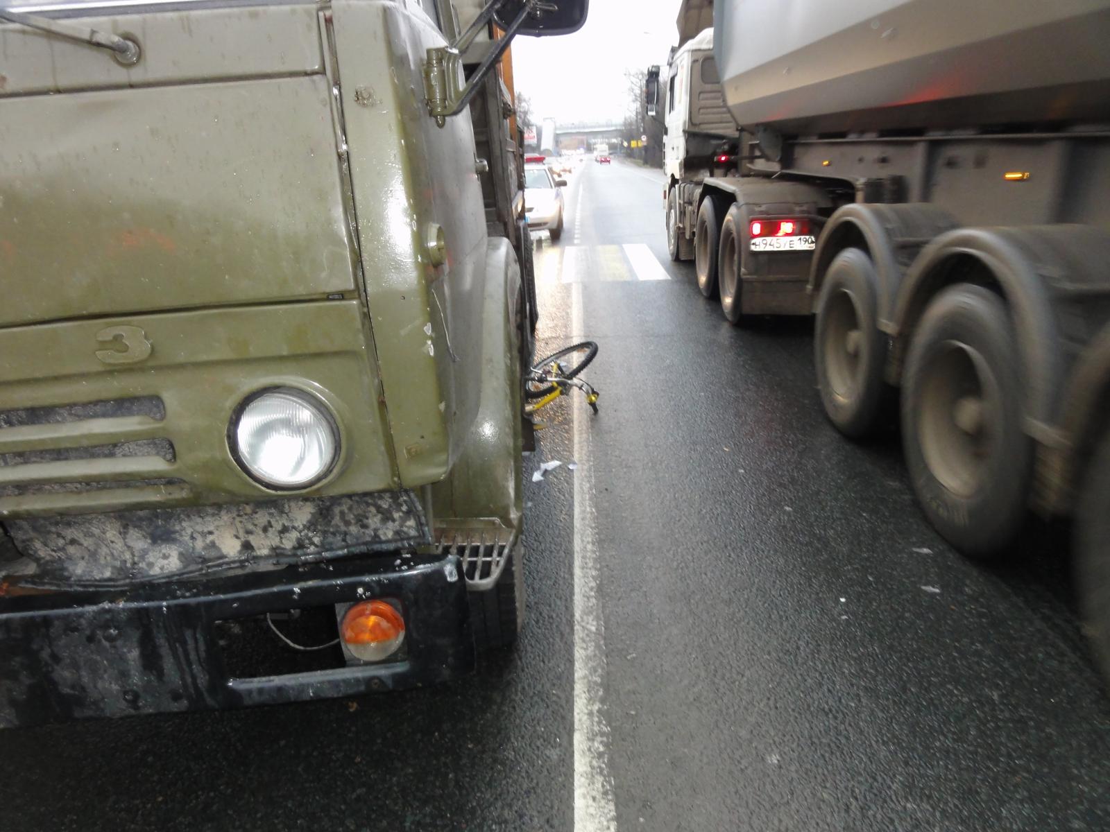 В Семеновской районе велосипедист угодил по колеса КамАЗа