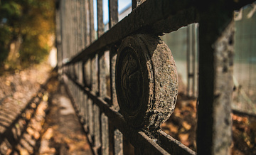В парке «Швейцария» заржавела отреставрированная ограда