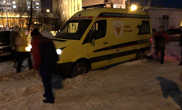 В Нижнем Новгороде машина скорой помощи застряла в снегу